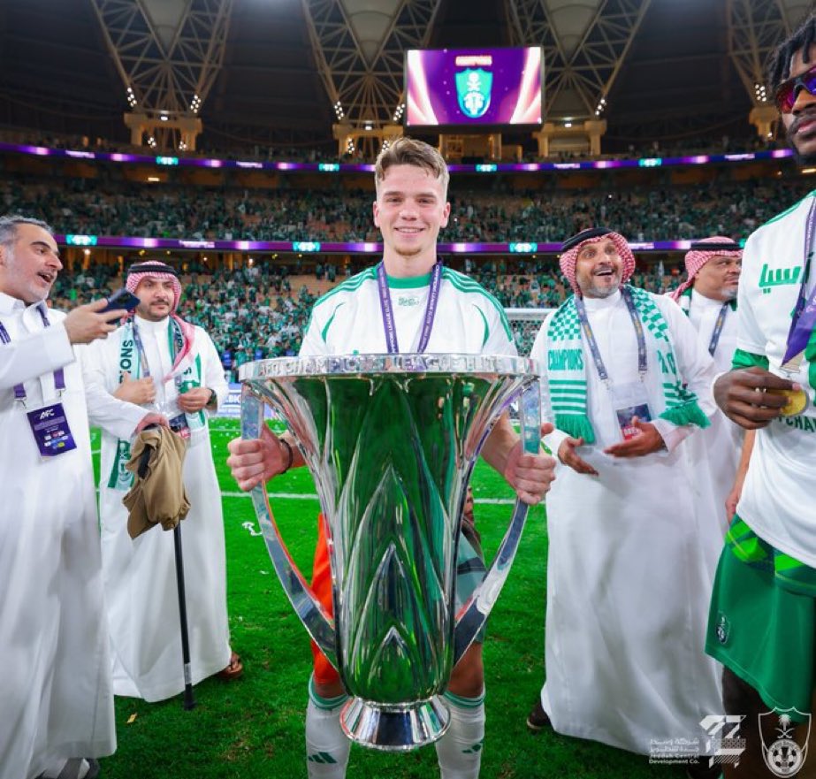 ms_236's tweet photo. @al3rjaniman3 احدث لاعب فالاهلي تاريخه مشرف اكثر من ناديك بكبره 🤷🏻‍♂️

دامس مع #الاهلي له سنه و4 شهور!! 
المحصله : نخبتين اسيويه 👏🏻✌🏻

#النصر متأسس له 71 سنه 
المحصله : صفر اسيويه🤏🏻 https://t.co/ExtCNcfZNT