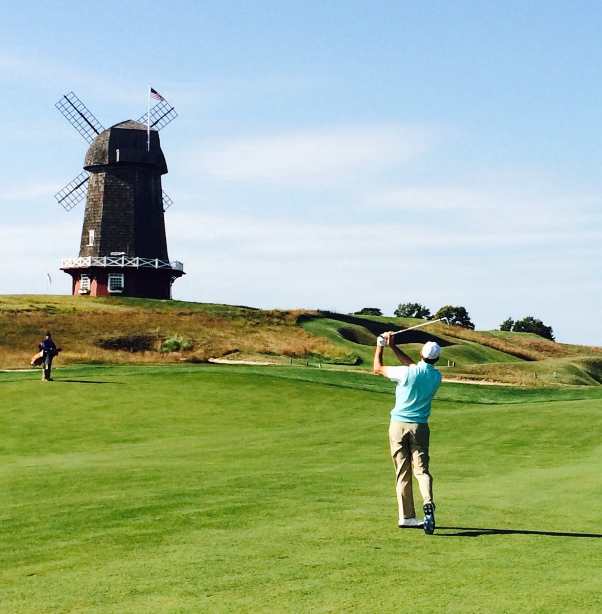 JamieSlonis's tweet photo. This pic from 2015 popped up in my “memories” photos today! One of my favorite golf pics. NGLA is such an incredible place. https://t.co/e7v7S00HKs