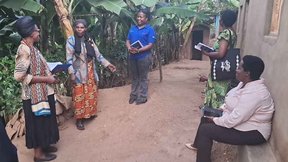 CRutsiro's tweet photo. Nyuma yo kugaragaza ibyakozwe hashingiwe ku mihigo yahizwe na Mutimawurugo ba Rutsiro 2025-2026 hasuwe ibikorwa bitandukanye ku mudugudu harimo imiryango iri guherekweza mu kwikura mu bukene,abana basubijwe mu ishuri,imiryango yigishijwe ikava mu makimbirane,.... https://t.co/2nfaqiK9aE