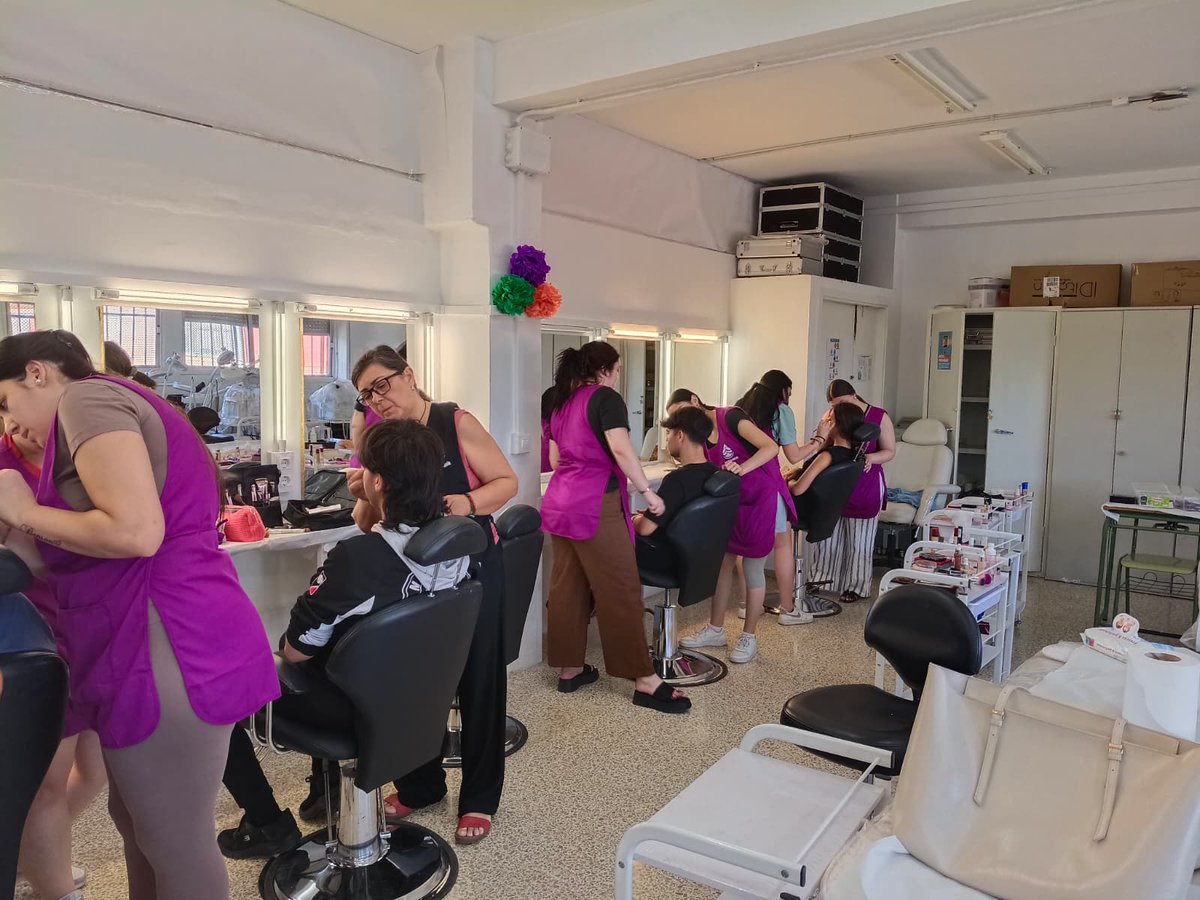 ies_jrmurube's tweet photo. CERTAMEN TEATRAL Nuestro alumnado de FP de Peluquería y Estética, está estos días trabajando con muchas ganas para atender las necesidades de caracterización de los grupos de teatro que nos visitan. Toda una experiencia para su futuro laboral https://t.co/qgOp4PTEme
