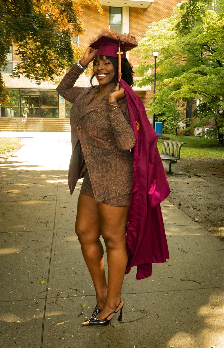 janelleeeeee___'s tweet photo. She's a graduate ✨🎉. 

Shoutout to me and my B.S. 🤭 https://t.co/zFqhsSvlfU