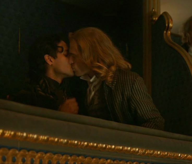 sodomizelestat's tweet photo. felicitaciones al vampiro armand, desde la divina comedia no se veía este nivel de fanfic https://t.co/3CWwhPblBv