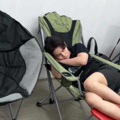 underthesamsky_'s tweet photo. คนนึงพอได้นอนก็หลับจนละเมอแต่ตอนเค้าอยู่ตัวเองก็ยอมนั่งนิ่งๆเอาไหล่ให้เค้าซบ ส่วนอีกคนก็มีเก้าอี้ออกกองที่แบบนอนได้ทั้งตัวแต่เลือกเอาหัวออกไปแหมะไว้ตรงไหล่เค้าตอนที่กำลังจะนอน ขอหายไปคับ อะไรแบบนี้ของวิลเลี่ยมเอสนี่ให้แค่ 2/10 เท่านั้นแหละ 😭😭 https://t.co/rnFGI4GdFR