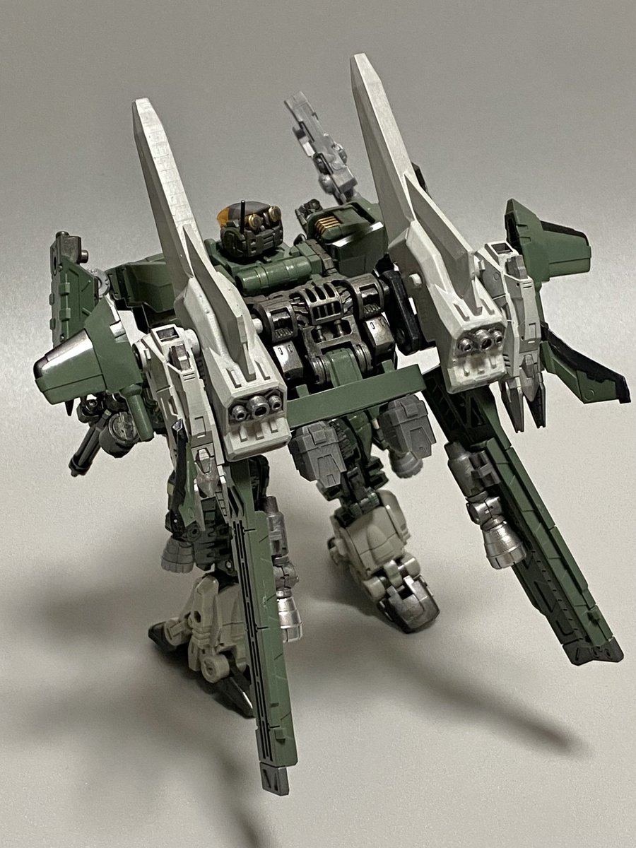 MofBat's tweet photo. シュライクヴァーサルター

圧倒的な加速で巨大なクローアームを叩き込む高機動格闘機だ！

マシンモードは機体推力を全て後方に回し、離れた敵にもいつでも奇襲をかけられるぞ！

#ダイアクロンコンペX
#カスタム部門 https://t.co/JTI5Sw7cPR