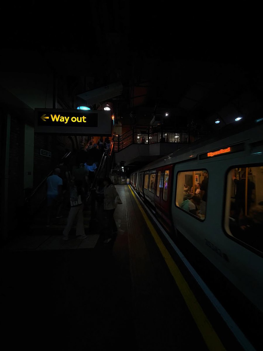 EminGGlobal's tweet photo. 🆕📸 Emin via IG 🇬🇧  

“Lov IT” 👀✨  

London through his lens…  
from the streets to the underground  

he’s really giving us the full experience  

#EminGünenç #Arafta #MerTeş https://t.co/6USiPfHnDO