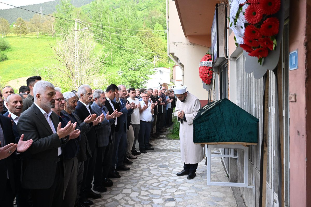 necdetunuvar's tweet photo. Sağlık Bakanlığı önceki dönem Müsteşarı ve Tıp Fakültesinden sınıf arkadaşımız Sn Prof Dr Nihat Tosun'un dün gece vefat eden babası Kazım Tosun Hocamızı Trabzon Maçka Gürgenağaç köyünden ebediyete uğurladık.

Allah rahmet eylesin. Nihat Hocamız ve yakınlarına başsağlığı diliyorum.