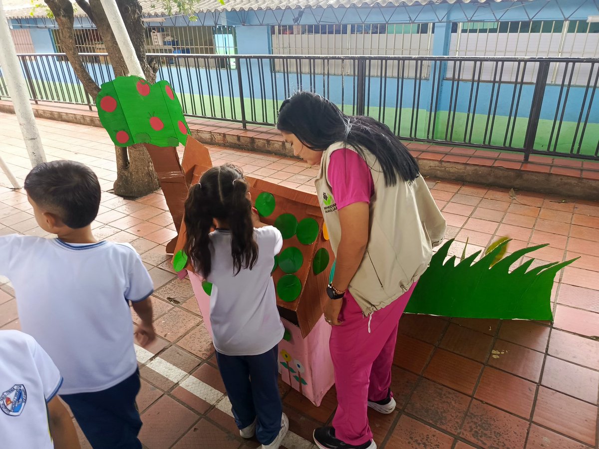 PoliciaCucuta's tweet photo. 👮🏻‍♂️📚En articulación con el @ICBFColombia desplegamos la actividad "La Casa de las Emociones" en la institución educativa Pablo Correa León; una jornada pedagógica enfocada en la prevención de la violencia intrafamiliar y la promoción de entornos seguros. @ProteccionPonal https://t.co/fqctDGWg4T