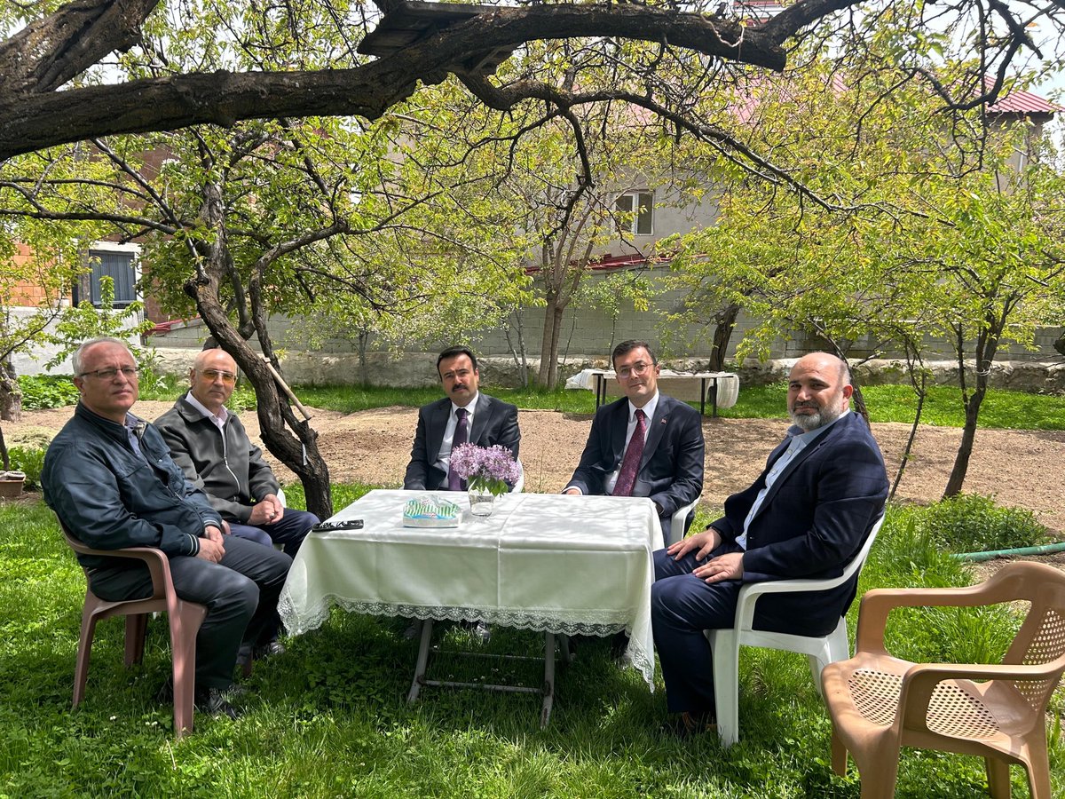 TCAhlat's tweet photo. Kurban Bayramı münasebetiyle şehit yakınları, gazilerimiz ve engelli vatandaşlarımız ziyaret edildi.

Gerçekleştirilen ziyaret programına Kaymakamımız Sayın Batuhan Bingöl, Kaymakam Refiki Kürşat Yelli, Müftülük personeli ve kurum temsilcileri katıldı.

Bayramın birlik, beraberlik ve dayanışma ruhunun paylaşıldığı ziyaretlerde vatandaşlarımızın bayramı kutlanarak talep ve temennileri dinlendi.

Bu vesileyle tüm şehit ailelerimizin, gazilerimizin ve kıymetli vatandaşlarımızın Kurban Bayramı kutlanarak sağlık, huzur ve esenlik temennisinde bulunuldu.

@BitlisValiligi @ahmetkarakaya37 @batuhan__bingol  @kursatyelli