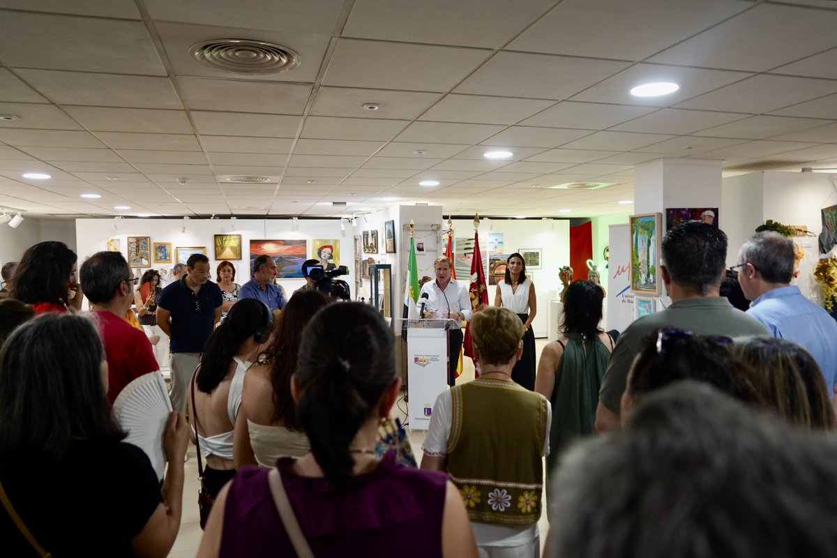 aytodebadajoz's tweet photo. 🖼️📷 La Universidad Popular de #Badajoz expone en el Museo Luis de Morales los trabajos del alumnado en diferentes modalidades y especialidades.

🗓️ La exposición se puede disfrutar hasta el próximo 7 de junio.

➡️ El alcalde de #Badajoz, Ignacio Gragera, ha participado en el acto inaugural.
