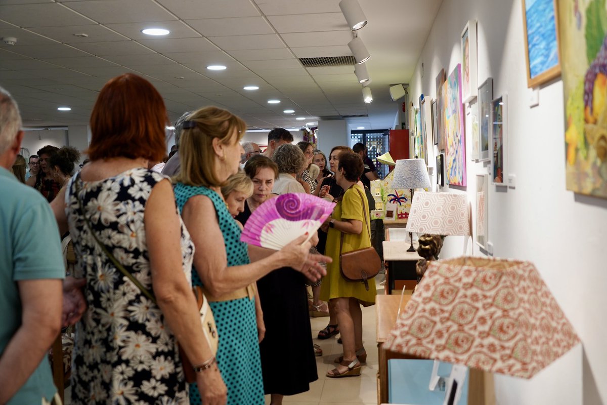 aytodebadajoz's tweet photo. 🖼️📷 La Universidad Popular de #Badajoz expone en el Museo Luis de Morales los trabajos del alumnado en diferentes modalidades y especialidades.

🗓️ La exposición se puede disfrutar hasta el próximo 7 de junio.

➡️ El alcalde de #Badajoz, Ignacio Gragera, ha participado en el acto inaugural.