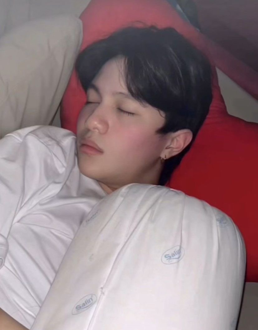 starrysbb's tweet photo. please give me every pictures of william sleeping you have 😭 😭 im having cuteness aggressive over it https://t.co/NabiA81Pt6