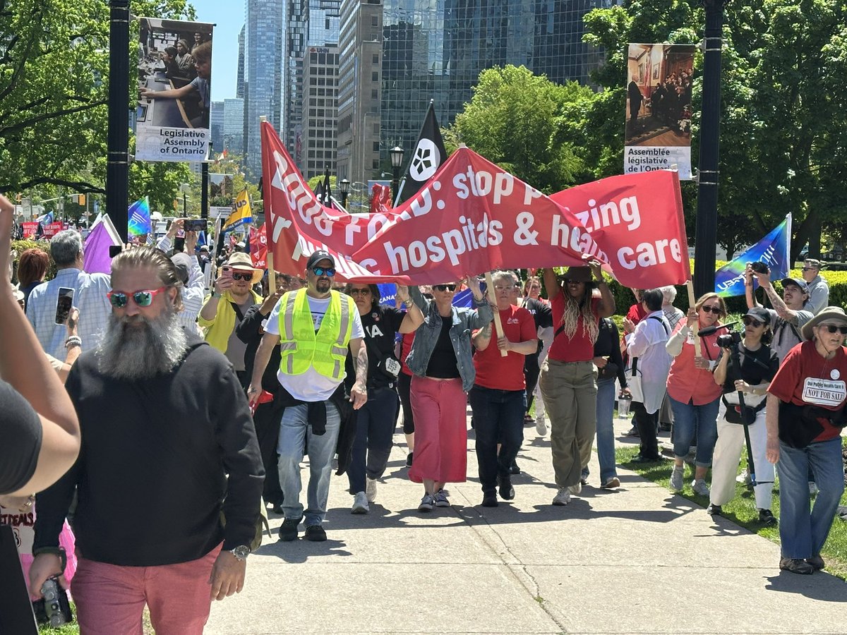 RichardCityNews's tweet photo. NEW - About 1000 demonstrators show up to Queen’s Park for a rally organized by the Ontario Health Coalition. Many tell me they’re concerned by what they see as privatization in the Ontario health system. The Health  Minister contends expanding private clinics has cut wait times. https://t.co/q1lemIMAmU
