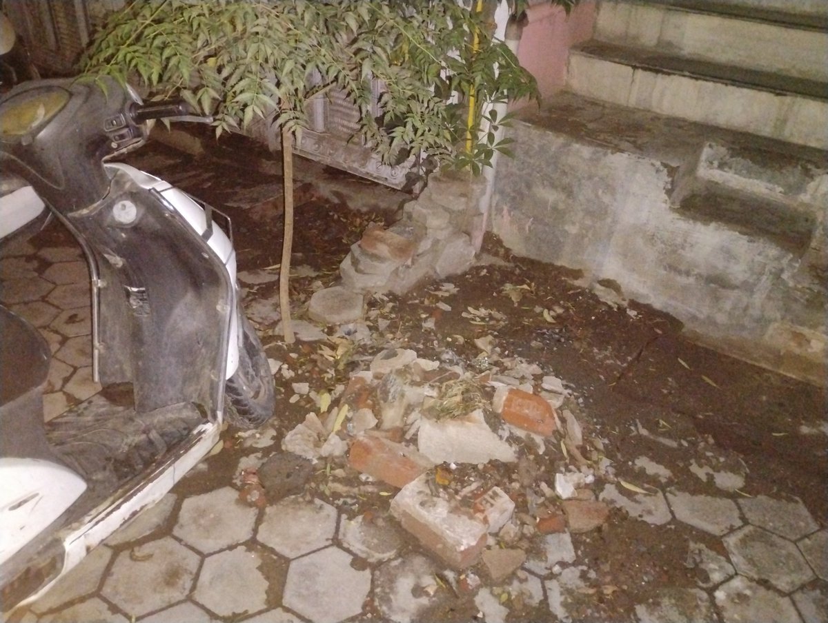Ak_3216's tweet photo. Illegal dumping of malwa/debris outside H-15/3, , New Delhi-110017. When asked, neighbour said he was released from jail today. Request urgent cleaning and action. Photos attached.

@MCD_Delhi @LtGovDelhi @CPDelhi @DCPSouthDelhi @SwachhBharat @gupta_rekha

#MalviyaNagar https://t.co/rWhjO3xKE1