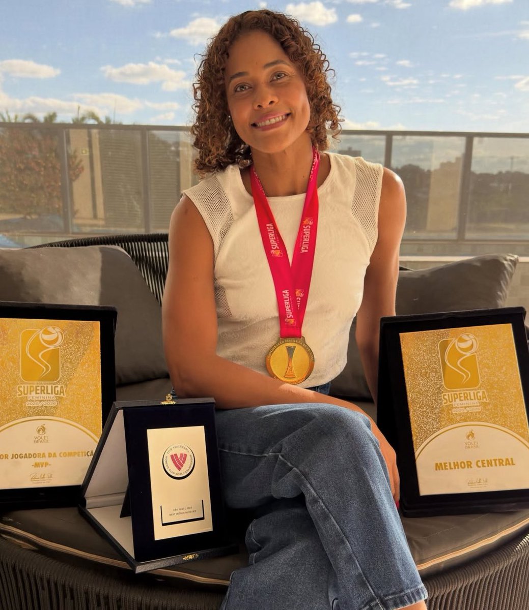 riri | CAMPEÃ DA SL 🏆🏆🏆 tweet media