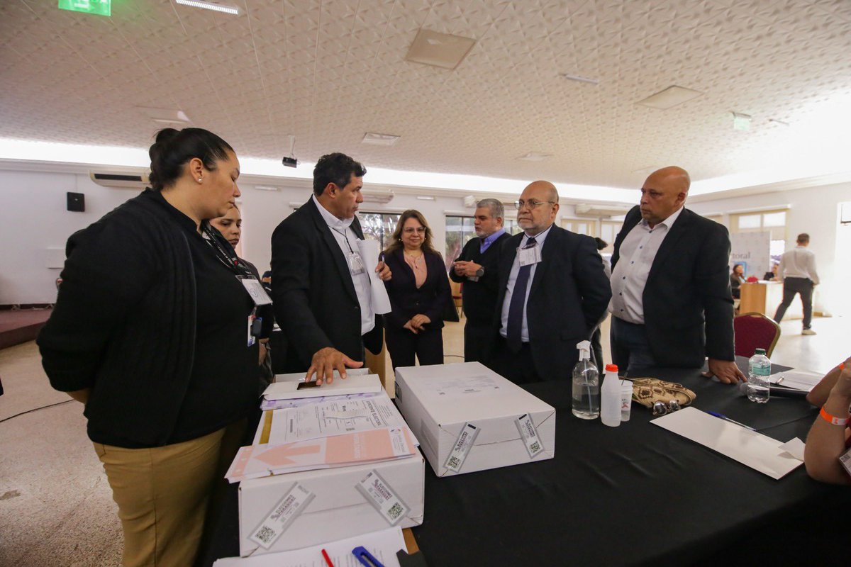 TSJE_Py's tweet photo. 🗳️Culmina el proceso de verificación técnica del software y hardware de las máquinas de votación, a solicitud del Tribunal Electoral Independiente (TEI) del Partido @PLRAOficial , en el marco de las Elecciones Internas Simultáneas de las organizaciones políticas.🧵 https://t.co/lFjFD1cWSX