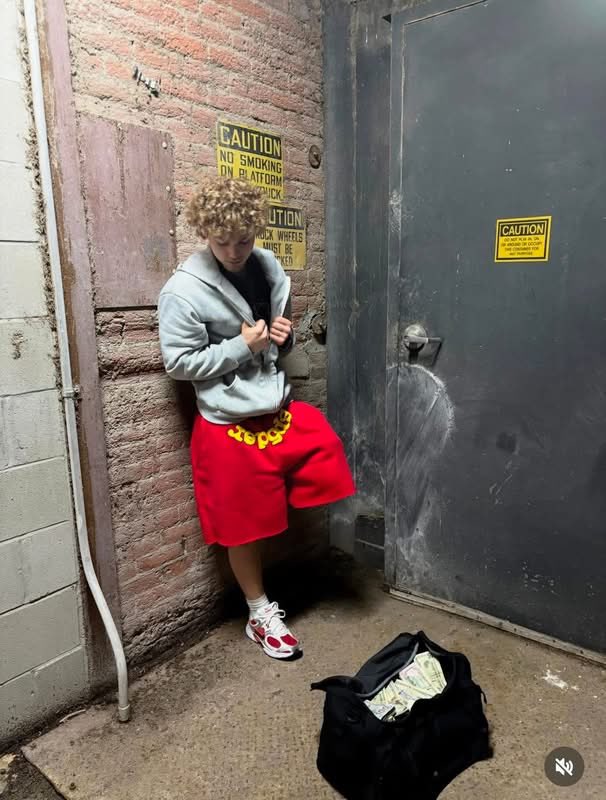 DuchessOfMeme's tweet photo. Tyson Michael Goodsell, a 17-year-old from Minnesota, was tragically shot and killed just hours after posting photos on Instagram. In the photos, he was seen posing with a large bag filled with cash. His death is currently under investigation as a homicide. https://t.co/qrE8su2YBb