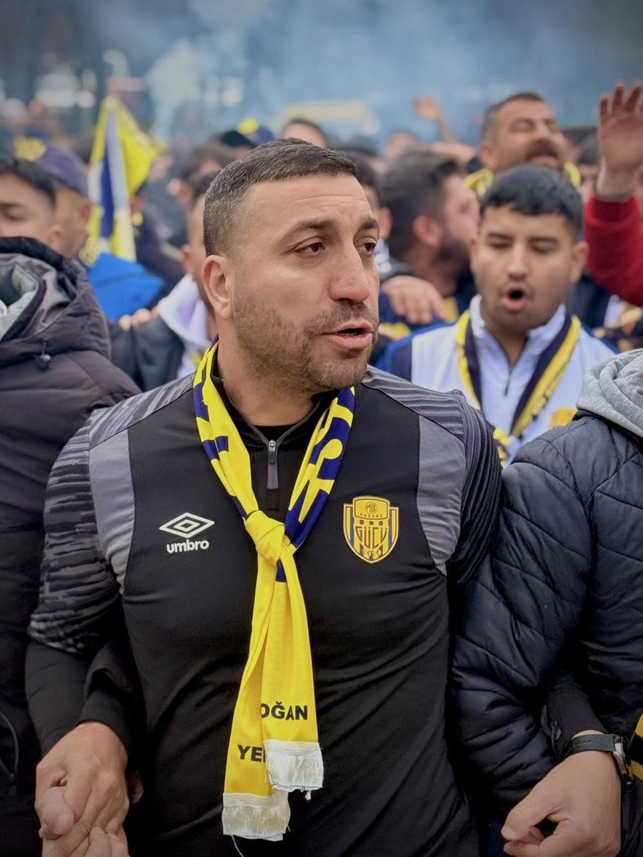 ihsan_1910's tweet photo. Selamün aleyküm büyük Ankaragücü camiası;
Artık birlik ve beraberliğe her zamankinden daha fazla ihtiyacımız var. Ankaragücü’müzü yaşatmak için, bu büyük taraftarın gücüne ihtiyacımız var.

Unutmayalım ki; Ankaragücü varsa biz varız, Ankaragücü yoksa biz de yokuz.
Hepimiz bu arma sayesinde birbirimize abi, kardeş, dost olduk. Aynı yolda, aynı dava için omuz omuza yürüdük.

Şimdi o davaya sahip çıkma zamanı!
Ankaragücü’nü yaşatmak, ayakta tutmak bu büyük taraftara düşüyor.

Neyi bekliyoruz? Haydi şimdi kenetlenme zamanı! 💛💙