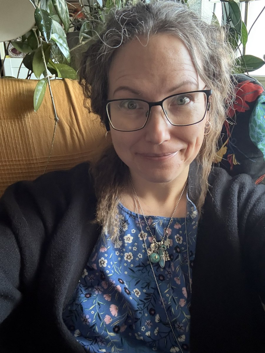 jeyhawk's tweet photo. @andlikesuns I’m growing it out natural which creates a hilarious two tone effect. (I took the first pic at work where the overhead lights truly showcase the white.) https://t.co/yhFUXs7Ue4