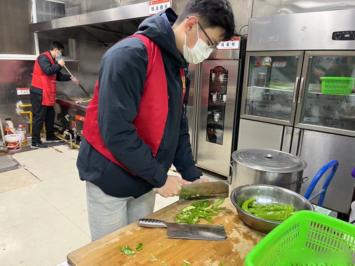 EileenLaaa's tweet photo. Just wrapped 2 days of community food bank volunteer work! Packed 50+ nourishing meal kits for neighbors in need, hands full but heart full. Small acts make big differences  #VolunteerLife #CommunityCare https://t.co/T93qTRyVt4