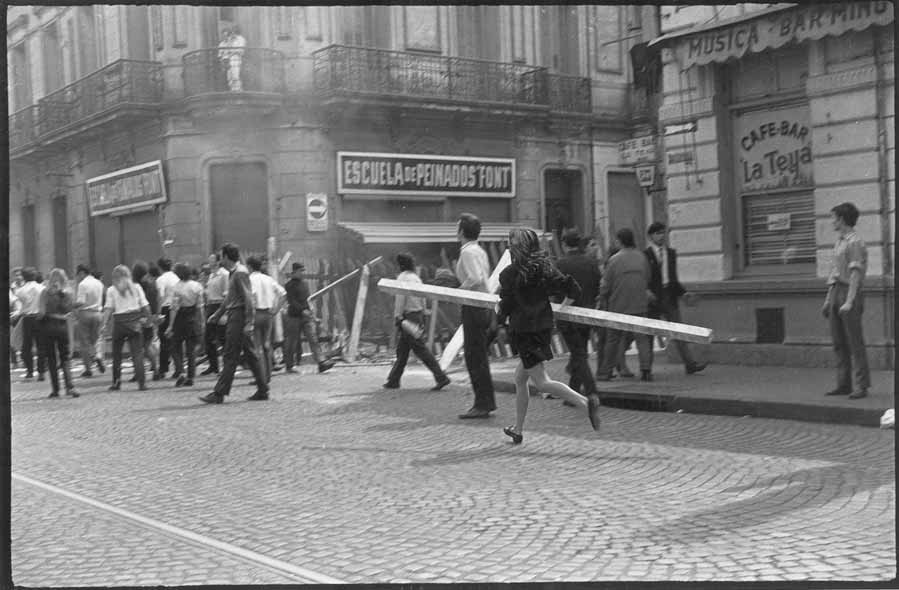 descompresorok's tweet photo. 📸 'La chica del poste'.
21 de mayo de 1969 (Rosario).

👉 8 dias antes del Cordobazo. https://t.co/BQH56ol5iI