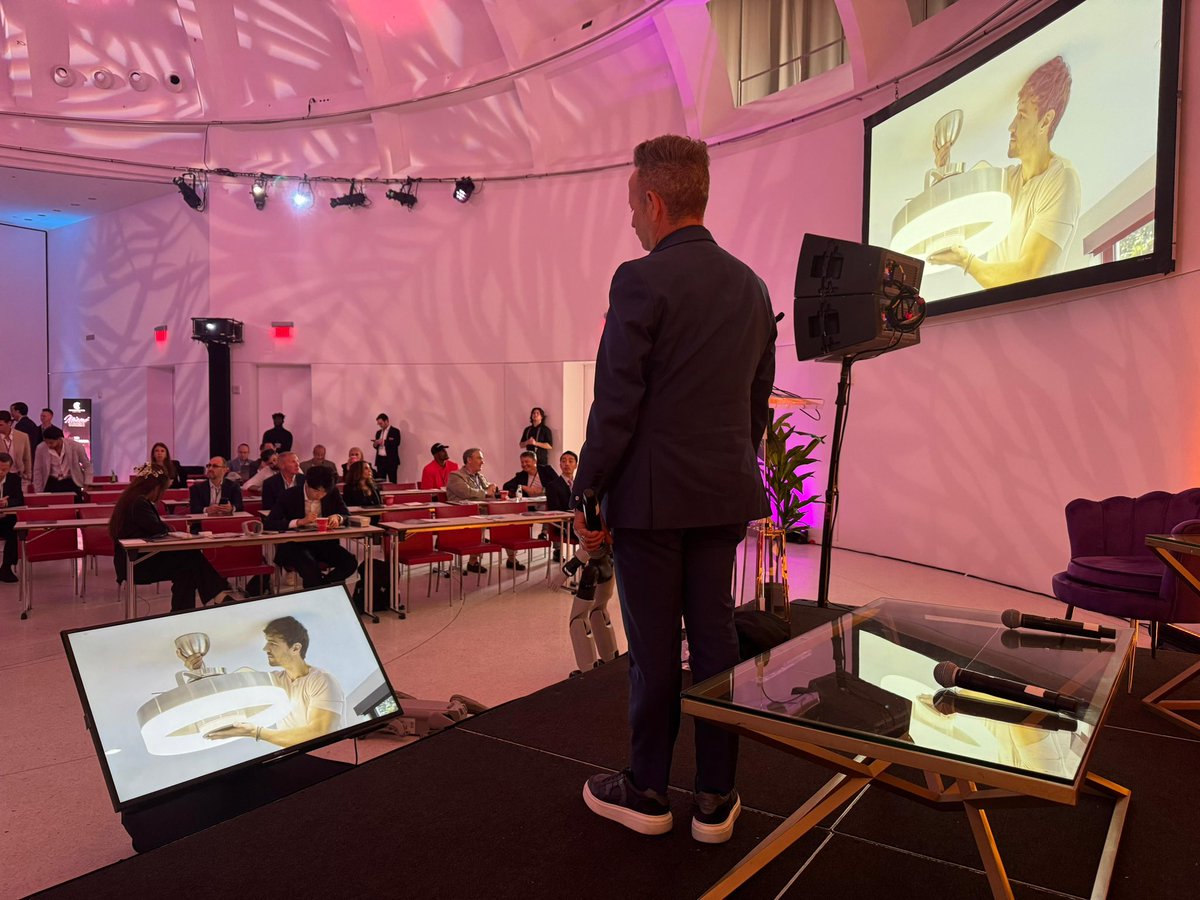 skyxplatforms's tweet photo. Great connecting with investors and industry leaders at the Centurion One Capital Miami Summit. Amazing to see our founder Rani Kohen presenting SKYX and sharing the vision for the future of smart home technology and advanced lighting. 

Excited for what’s ahead for SKYX. 🚀 https://t.co/3YZmp0jgxK