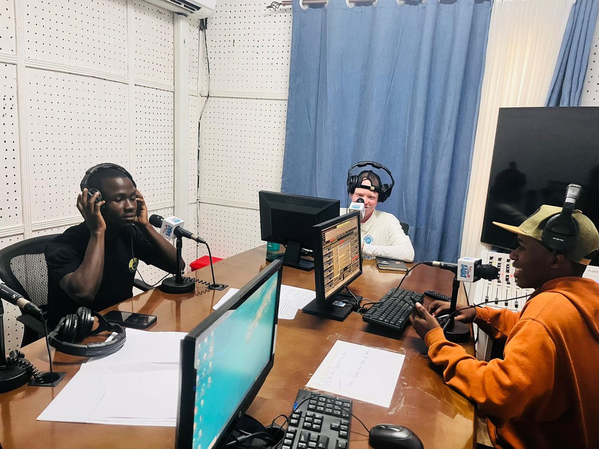 NiyotwagirElias's tweet photo. Uyumunsi  mukiganiro cya @RADIOSALUS1,  kaminuza mwiterambere @Rwandasoc twakomeje ZeroSchooldropout Campaign nyuma yibiganiro rwagiriye mukagari ka kaburemera @Ngomasector @HuyeDistrict , turashimira @Uni_Rwanda @UR_Huye kumusanzu wanyu, bidutera imbaraga. #ZeroSchoolDropout https://t.co/FYbEcbiIwo