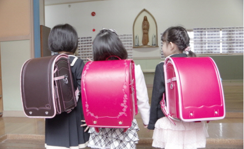 456girls's tweet photo. 일본 란도셀(가죽가방)가방 심각성...(일본초등학교)
교칙은 없는데 암묵적인 일본의 룰...
문제는 ? 꼭 메고가야한다.
한국돈으로 50만원정도 하는데.
문제는 무게가 1kg 에서 1.5kg무게
책까지 넣으면 5kg이 넘어간다던데
이건 아동학대 수준이라던데....이게 맞는건가 ?
심지어 한국사람들은 이게 예쁘다고 
알게 모르게 SNS까지 올리더라고...

이렇게 무겁다 보니 란도셀 증후군 까지 생긴다고...
무려 65.8%야... 너무 무거워서 허리통증을 호소한다
합니다.
한국사람들아...이걸 절대 이쁘다고 이야기 하면 안돼
절대 초등학교 학생에게 메게 하지마...
잘못된 문화임.