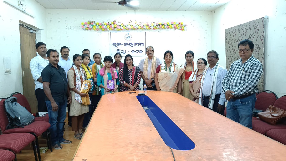 kantapada's tweet photo. ଦଶମ ଶ୍ରେଣୀ (HSC) ପରୀକ୍ଷାରେ କୃତକାର୍ଯ୍ୟ ହୋଇଥିବା ମେଧାବୀ ଛାତ୍ରଛାତ୍ରୀ ଏବଂ ପ୍ରଧାନଶିକ୍ଷକ/ପ୍ରଧାନଶିକ୍ଷାୟତ୍ରୀ (HM) ମାନଙ୍କୁ କଣ୍ଟାପଡା ବ୍ଲକ ପ୍ରଶାସନ ତରଫରୁ ସମ୍ବର୍ଦ୍ଧିତ କରାଗଲା । @SMEOdisha @ZP_Cuttack @CuttackDM @PRDeptOdisha @CMO_Odisha https://t.co/wMfuP1YkRg