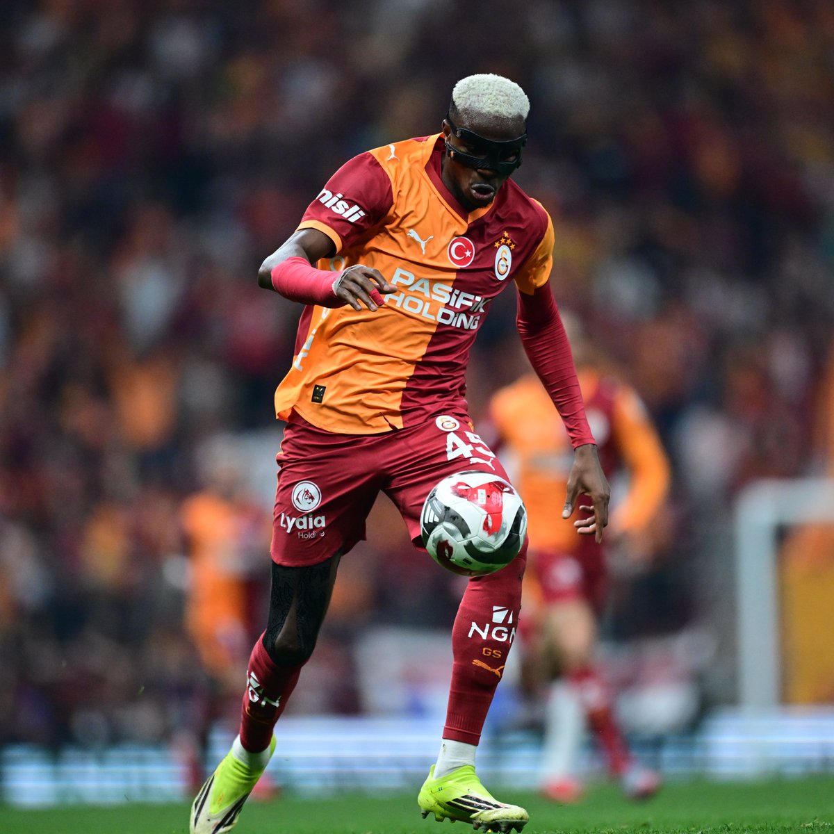 demarkesports's tweet photo. Gazeteci: “Galatasaray’dan bir oyuncu almak isteseydiniz, bu kim olurdu?”

Mahmut Uslu: “Alabileceğimiz isim bize gelmez.”

Gazeteci: “Osimhen mi?”

Mahmut Uslu: “Evet. Eğer bundan sonra bir yere gidecekse gideceği yerler belli. Fenerbahçe’ye gelmez. Osimhen gibi bir oyuncuyu kim istemez ki?” (HT Spor)