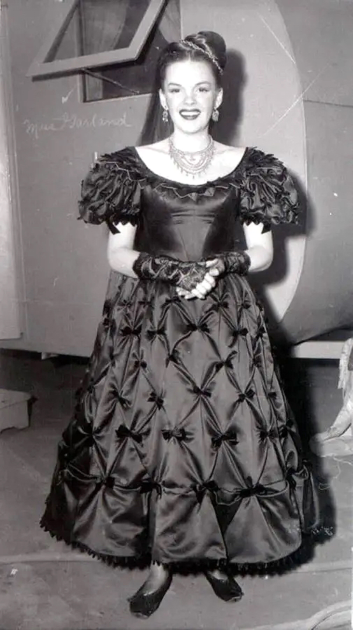 TheJudyRoom's tweet photo. May 28, 1947:  Judy and Vincente Minnelli's daughter, Liza Minnelli, visited her parents on the set of "The Pirate."

#judygarland #genekelly #thepirate #vincenteminnelli #coleporter #lizaminnelli @GeneKellyFans @GarlandArchive @judygarlandpro @JudyMuseum @tcmlvlf https://t.co/xixLDHkZJ5