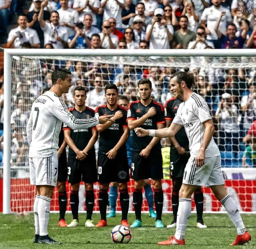 Fabrizo_km's tweet photo. Throwback to when Cristiano Ronaldo and Gareth Bale played rock paper scissors before deciding who plays the free kick 

Bale won and scored an absolute banger https://t.co/Wvn9i0l99g