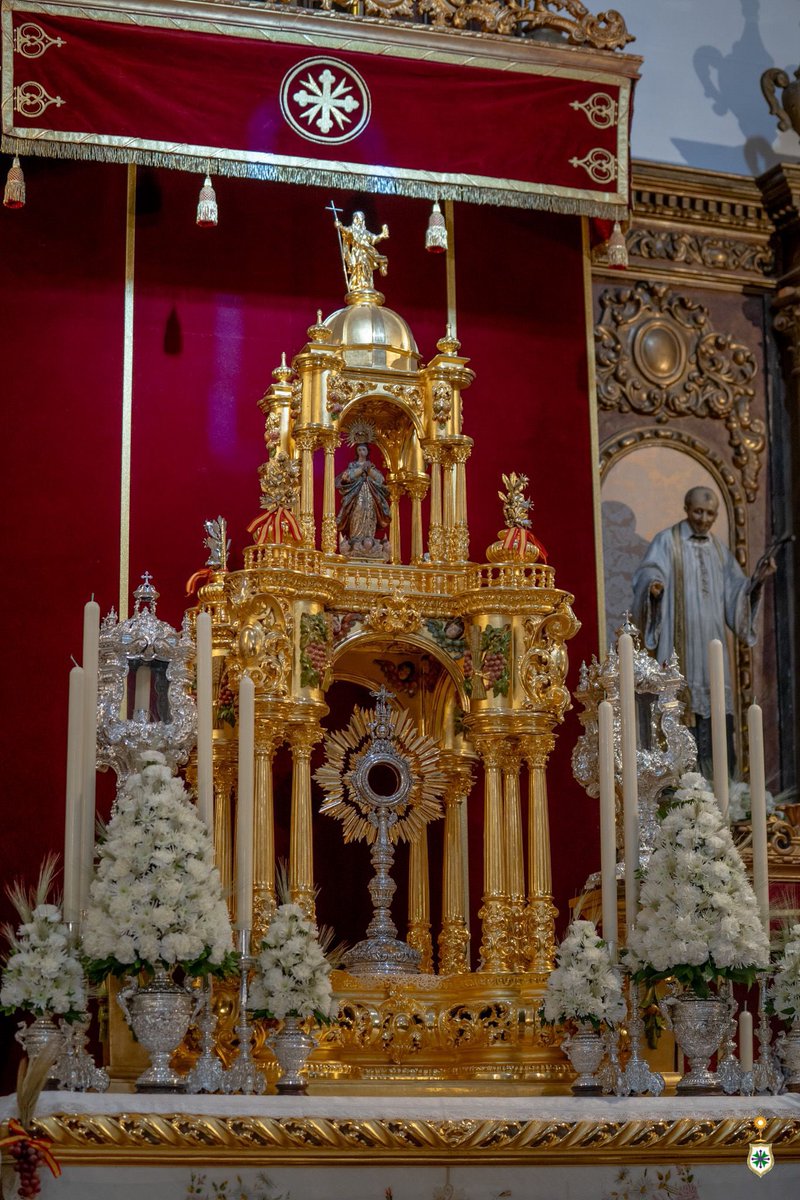 HdadSanGonzalo's tweet photo. ⚪️ ALTAR DE CULTOS | TRIDUO SACRAMENTAL

⛪️ La Hermandad de San Gonzalo presenta el bellísimo altar levantado por nuestro equipo de Priostía con motivo del Solemne Triduo en honor al Santísimo Sacramento del Altar, Titular de nuestra corporación, cuyos cultos comienzan en el día de hoy.

🕯️La Custodia de nuestra Hermandad de San Gonzalo, obra de gran calidad artística y patrimonial que nos dejara el maestro Guzmán Bejarano (q.e.p.d.), y que el próximo domingo procesionará portando y elevando a Su Divina Majestad por las calles de nuestro barrio, conforma el epicentro eucarístico central del altar mayor, acogiendo a Jesús Sacramentado en una estampa de profunda solemnidad, belleza y recogimiento, preparada con esmero para mayor gloria del Santísimo Sacramento.

🕯️Una composición cargada de simbolismo y emoción que invita a la oración y a la contemplación ante la presencia real de Cristo en la Eucaristía.

🙏 Agradecemos profundamente a D. Jorge Groiss Merino y a D. Juan Bautista, la colaboración y el gesto de cedernos para conformar el altar levantado en honor del Santísimo Sacramento, las benditas imágenes de San José y la Virgen María que enmarcan la Custodia.

📢 Animamos a todos nuestros hermanos, fieles y devotos a participar en estos días de culto y adoración al Señor Sacramentado.

✝️ “Alabado sea el Santísimo Sacramento del altar”

📸 @GnzAlvarez