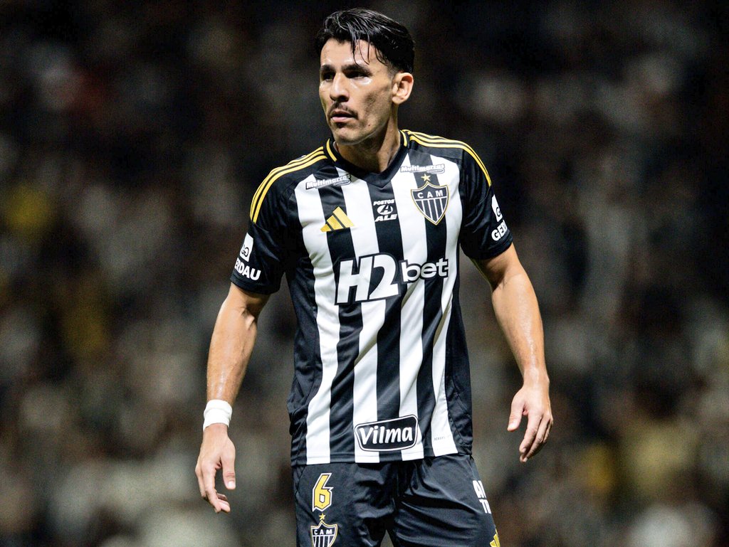 Seguimientoarg's tweet photo. Junior Alonso no va a renovar con Mineiro y se va libre, los equipos Argentinos deberian hacer una oferta por el, un central de selección, con muchísima experiencia y jerarquía.
Se destaca por la capacidad de ser un líder y referente de un plantel, su firmeza defensiva, que no quita para nada su buen juego con los pies, puede jugar tanto en línea de 4 como central, como de Stopper por izquierda en línea de 5, en el juego aéreo es de los mejores de América, gana muchísimo por arriba además de que tácticamente entiende mucho, el equipo que lo cierre se va a llevar a uno de los mejores centrales de América.
Les gustaría verlo en su equipo? Los leo 👇