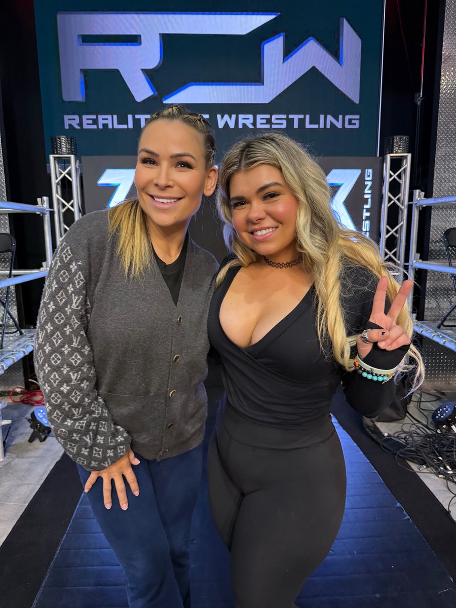 black_dahlia47's tweet photo. Nearly a year ago, Cinderella got to meet a Queen! Happy birthday you living legend!! 🩷🥹✨🫶🏼 @NatbyNature https://t.co/5PxZ4I43RX