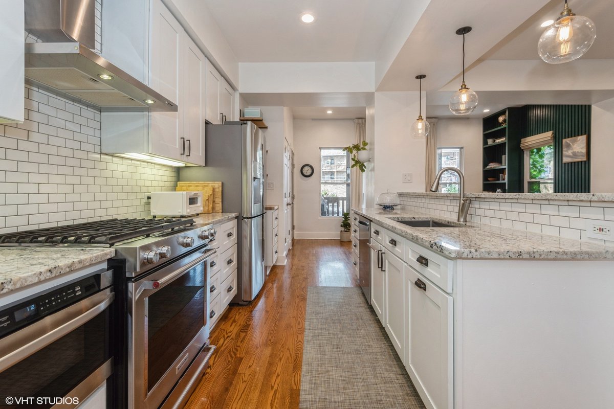 CollinWasiak's tweet photo. ✨ JUST CLOSED
4745 N Malden St # 1S
2 bed | 2 bath

👏 Congrats to our clients for selling their investment property in Sheridan Park! Allison &amp; Pedro had received multiple offers and were able to close at $635K, which was 13.4% above asking price!!🥂

@Compass 
#condo #chicago https://t.co/OTUvQhksku