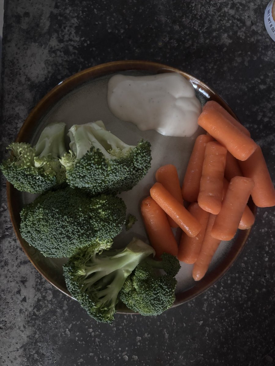 ellixbeez's tweet photo. 65 cals 4 breakfast 
—————————
havent been eating much since my dads house is full of junk but he just bought some healthy stuff #shedtwt https://t.co/3h2TXOBYr6