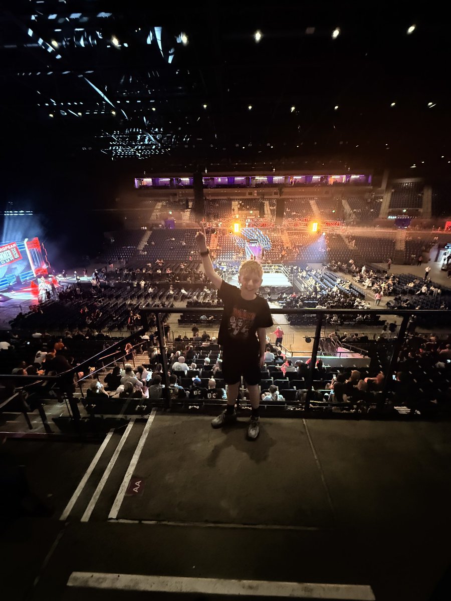 QueenClareBear's tweet photo. #wweliverpool fanhausen acknowledging his tribal chief https://t.co/6FPDQlffvf