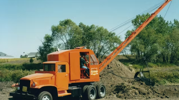 ConstructionEqt's tweet photo. Old Iron Alert 🚨

Before modern excavators, there was Bantam. The Schield brothers turned scrap parts, farm grit, and smart engineering into a respected line of cable excavators starting in the 1940s. A cool slice of equipment history. Learn more: https://t.co/lL8EbXChlz https://t.co/eQOX5LUm6O