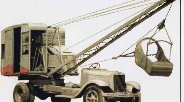 ConstructionEqt's tweet photo. Old Iron Alert 🚨

Before modern excavators, there was Bantam. The Schield brothers turned scrap parts, farm grit, and smart engineering into a respected line of cable excavators starting in the 1940s. A cool slice of equipment history. Learn more: https://t.co/lL8EbXChlz https://t.co/eQOX5LUm6O