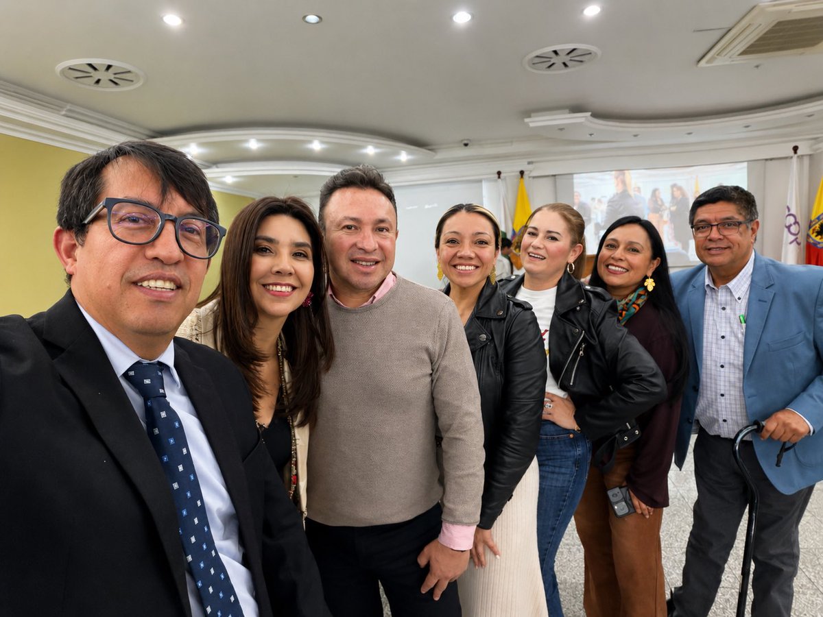 VictoriaBxE's tweet photo. Qué buena noticia para la educación colombiana. Nace #REDLIDERA, una red que conecta rectores y directivos de ciudades como Bogotá, Cúcuta, Pasto y muchas más, para aprender entre pares, compartir experiencias y construir juntos nuevas respuestas para los desafíos de la escuela. https://t.co/1UL2N0MeFM
