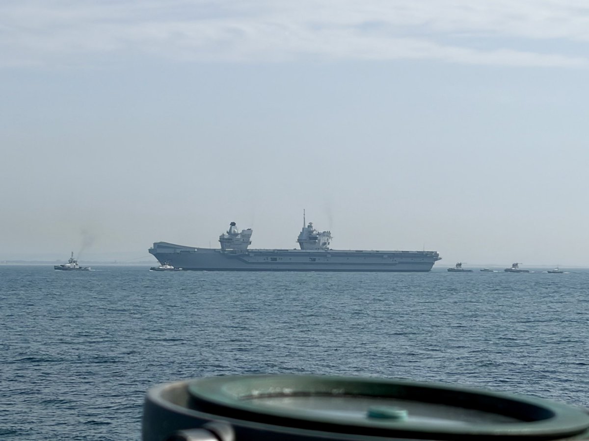Riekelt3's tweet photo. @HMSQNLZ We saw the vessel pass by this morning from the St Helens anchorage. https://t.co/8cp0UVoyma