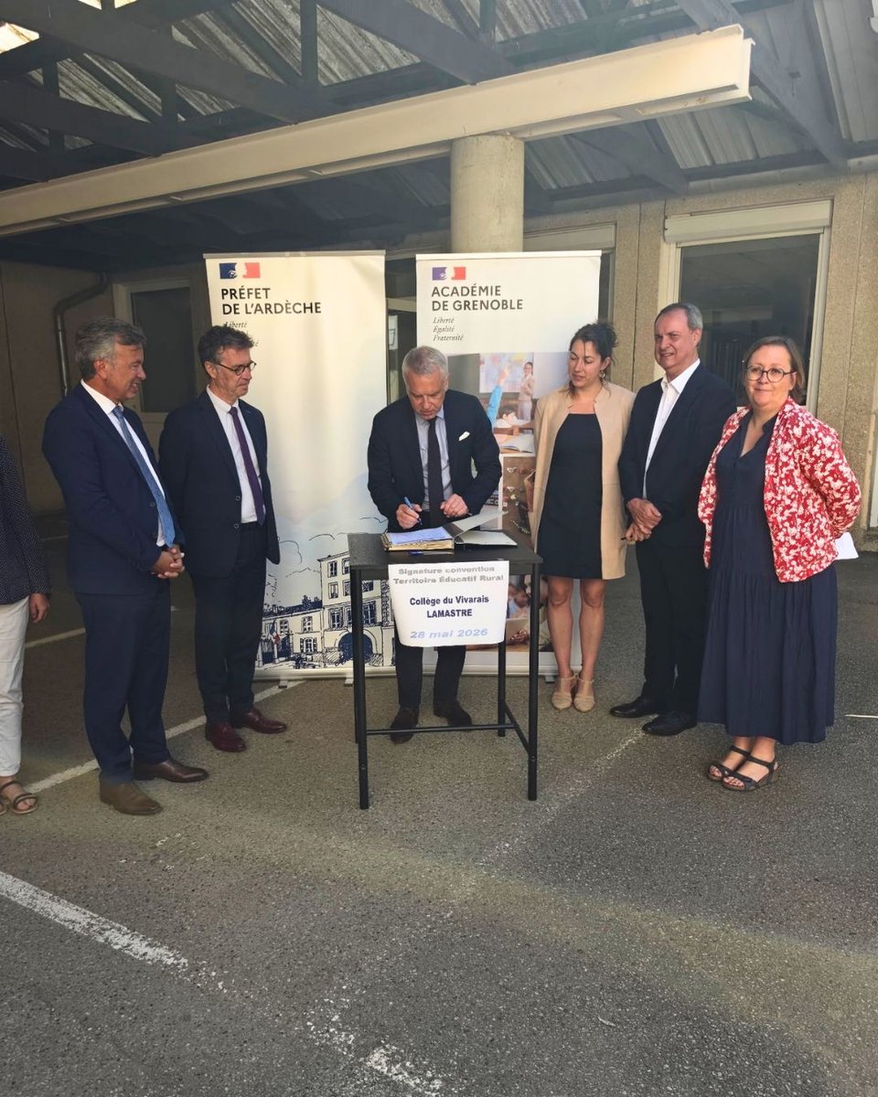 Prefet07's tweet photo. #Éducation | 🎒 📚 Une journée placée sous le signe de l’avenir des territoires ruraux en Ardèche
Le préfet de l’Ardèche, Benoît Trévisani, a signé aujourd’hui la convention du nouveau Territoire éducatif rural (TER) « Pays de Lamastre » au Collège du Vivarais, aux côtés de Philippe Dulbecco, recteur de l’Académie de Grenoble, Thierry Aumage, Inspecteur d’académie et directeur des services départementaux de l’éducation nationale de l’Ardèche, Ingrid Richioud, vice-présidente en charge de l’éducation et de la jeunesse au conseil départemental et Jean-Paul Vallon maire et président de la communauté de communes du Pays de Lamastre.

Ce dispositif, pensé pour répondre aux réalités des zones rurales et de montagne, vise à offrir à chaque élève les mêmes chances de réussite, malgré les contraintes liées à l’éloignement, aux mobilités ou encore à l’accès aux études et à l’emploi. Une ambition collective portée par l’ensemble des acteurs du territoire au service de la jeunesse ardéchoise.

La journée s’est poursuivie au Collège Bernard de Ventadour avec le comité de pilotage de l’Observatoire des dynamiques rurales et territoriales, auquel participent de nombreux élus. Cet espace de dialogue et de prospective permet de mieux comprendre les évolutions du territoire et d’adapter les politiques publiques éducatives aux besoins des habitants.

🤝 Une mobilisation collective pour garantir l’égalité des chances, renforcer l’attractivité des territoires ruraux et accompagner les parcours de réussite des élèves.