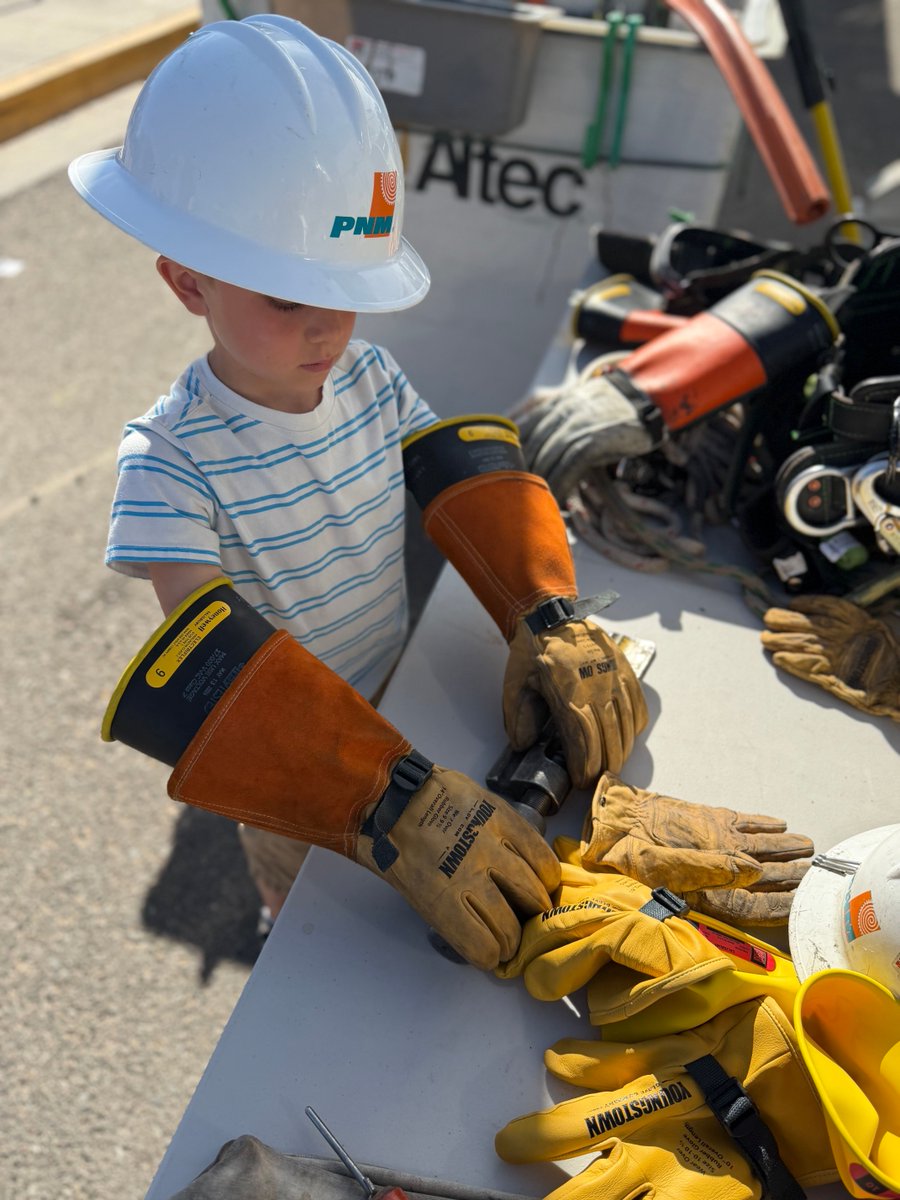 PNMtalk's tweet photo. Spreading #GoodEnergy at Comanche Elementary in ABQ! ⚡

Our crew had a blast at the Career &amp; Safety Fair - showing students a bucket truck, sharing power line safety, and letting the kids try on lineman gear. Inspiring the next generation!

#GoodEnergy #PoweringNewMexicoTogether https://t.co/X6TDZHuO5O
