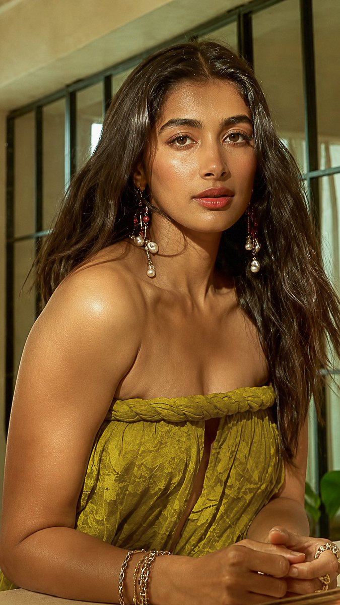 ActressThanos's tweet photo. Pooja Hegde 
HQ: https://t.co/3L0pBtejHi https://t.co/hTUsN8i4zi
