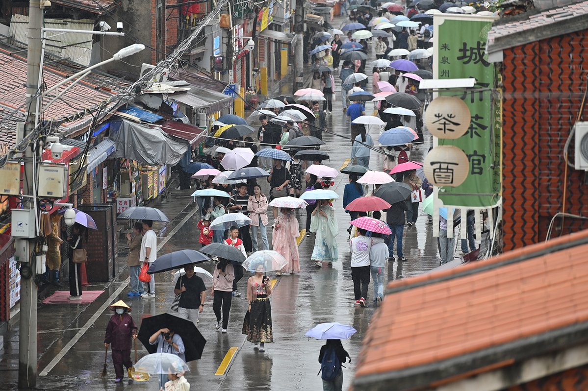 cfarnham14's tweet photo. Rainy day, but the city’s still buzzing with bright umbrellas—little moments that make street walks feel alive https://t.co/NryQ0VYykW