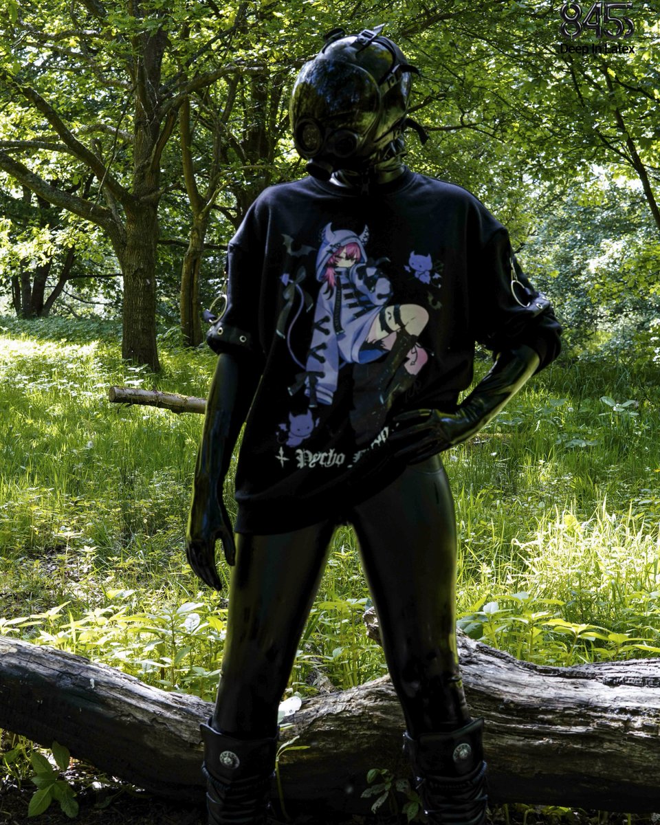 DeepInLatex's tweet photo. First time outside in latex is so scary. 
But yet freeing, when you just accept its part of you🖤 https://t.co/jj2s7hbKcz