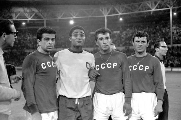 ViolinistadaLuz's tweet photo. Todos queriam foto com o👑. 

Eusébio depois da vitória frente à URSS, 1966. https://t.co/o0TUNmpqIS