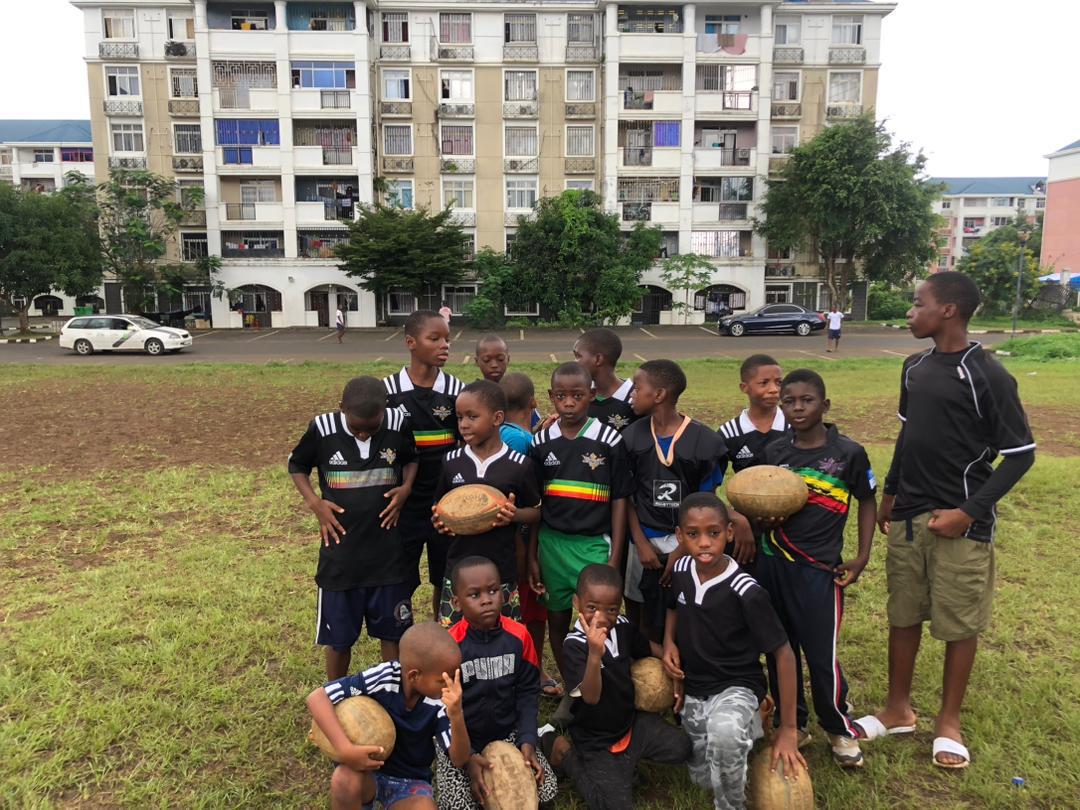 xvhortaleza's tweet photo. La solidaridad del XV Hortaleza sigue llegando a Guinea. La ropa y material deportivo donado ya está siendo utilizado por equipos allí, mostrando el impacto de nuestro compromiso. 
@academia_rugby_malabo
#XVHortaleza #RugbySolidario #FamiliaXV https://t.co/aUZOeULbHF