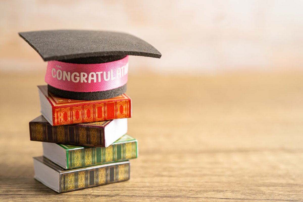 HonorsGradU's tweet photo. And the Awards Go To... https://t.co/6eFo0zmy9m https://t.co/2kqBkQPdj5