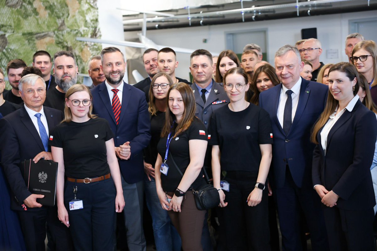 pawelbejda's tweet photo. SAFE w praktyce 🇵🇱
W DKWOC, @AgencjaUzbr oraz @WBGroup_PL podpisaliśmy pakiet umów i aneksów na pozyskanie sprzętu dla Wojska Polskiego:
• cyberbezpieczeństwo - szyfrator, systemy kryptograficzne oraz bezpiecznej wymiany danych, laboratorium cyber;
• wyposażenie żołnierzy - hełmy i kamizelki kuloodporne;
• pojazdy wsparcia - cysterny paliwowe;
• systemy bezzałogowe - FlyEye, Gladius, Warmate;
• okręty Marynarki Wojennej - Hydrograf.
#SAFE to realne wsparcie i inwestycja w nasze bezpieczeństwo.

@MON_GOV_PL @AgencjaUzbr @Defence24pl @WarNewsPL1 @Polska_Zbrojna @PortalObronny
@StoczniaWojenna